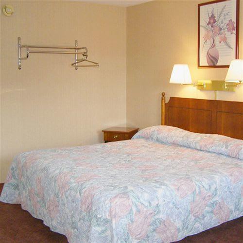 Pamola Motor Lodge Millinocket Habitación foto